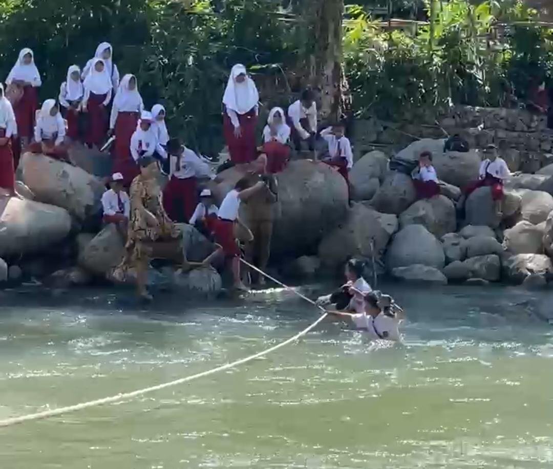 Potret siswa SD Negeri 157 Bukit Berantai terpaksa berenang menyeberangi sungai demi tetap bisa berangkat sekolah/Foto : Dok. Istimewa