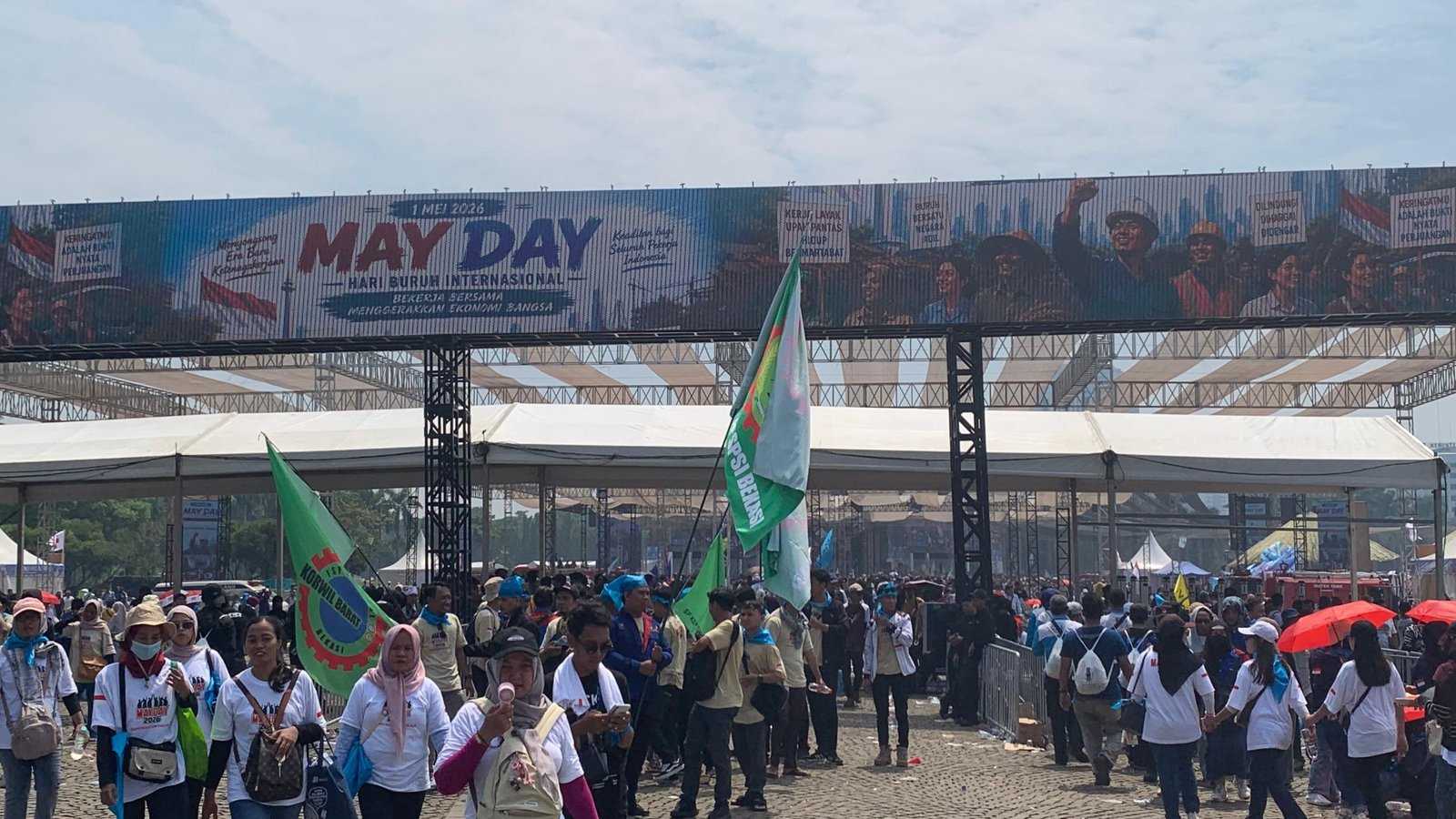 Ribuan buruh memperingati May Day 2026 di Monas, Jakarta, Jumat (1/5). Foto: GPriority/Dimas A Putra