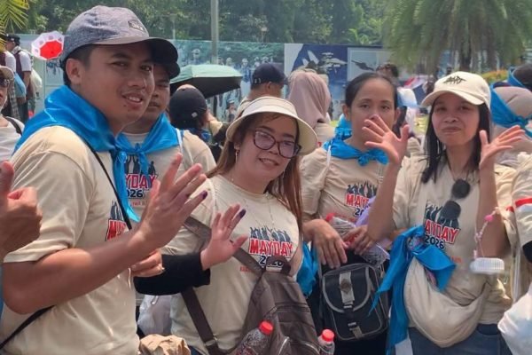 Para buruh mendapatkan paket sembako dalam perayaan May Day 2026 di Monas, Jakarta, Jumat (1/5). Foto: GPriority/Dimas A Putra