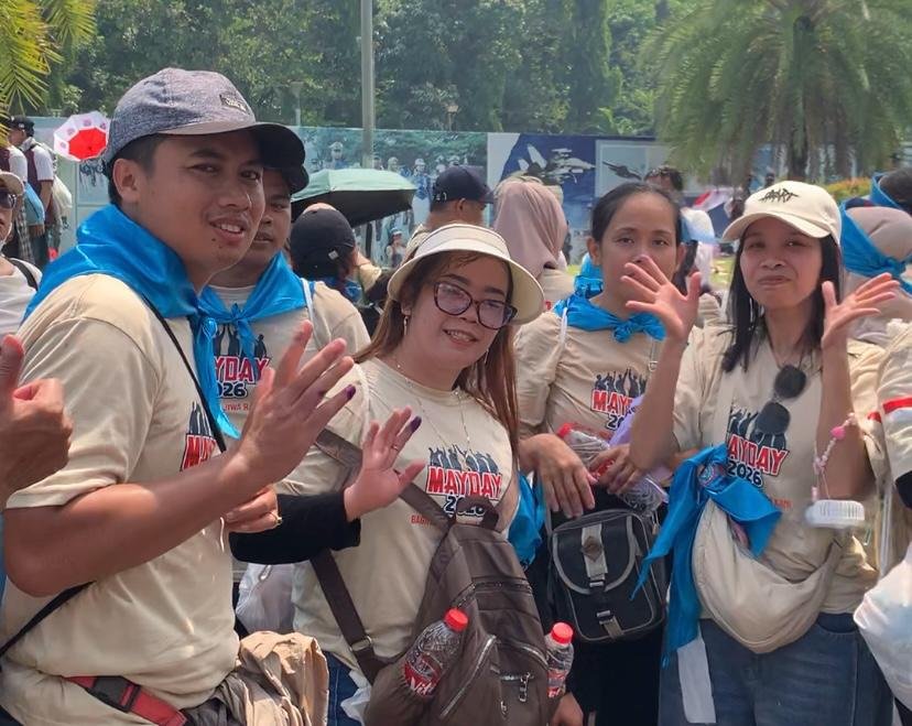 Para buruh mendapatkan paket sembako dalam perayaan May Day 2026 di Monas, Jakarta, Jumat (1/5). Foto: GPriority/Dimas A Putra