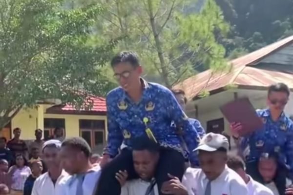Momen haru kelulusan siswa di Papua dengan menggendong gurunya/Foto : Dok. X @cakd3pp