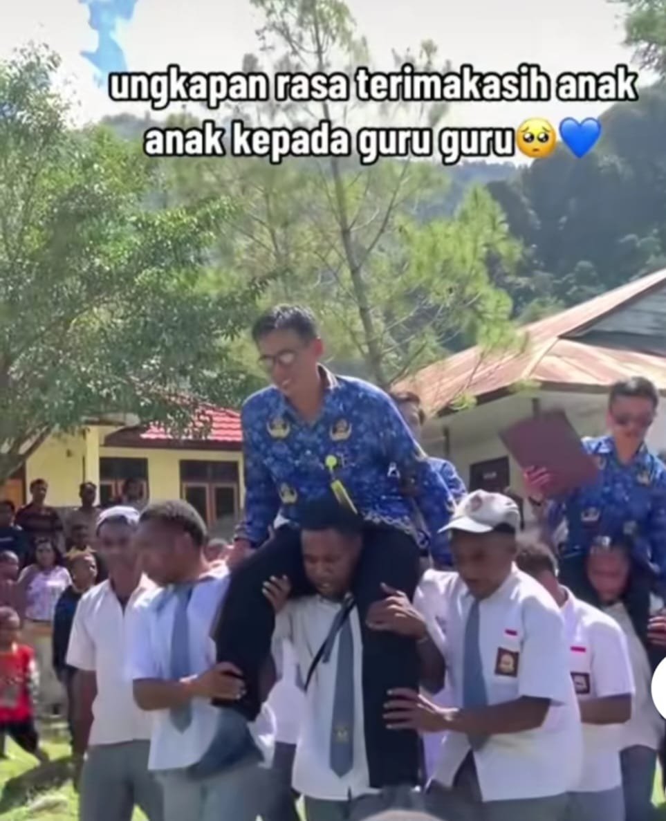 Momen haru kelulusan siswa di Papua dengan menggendong gurunya/Foto : Dok. X @cakd3pp