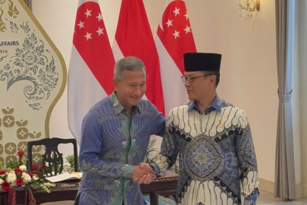 Menlu Singapura dan Menlu RI saat berjabat tangan di sela agenda pertemuan bilateral di Gedung Pancasila, Kementerian Luar Negeri RI, Jakarta, Selasa (12/5)/Foto : Dok. GPriority (Nindya Farhah Azzahrah)