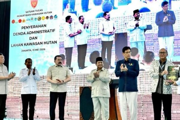 Presiden Prabowo Subianto penyerahan hasil penertiban berupa denda administrasi dan penyelamatan keuangan negara di Kejaksaan Agung Republik Indonesia, Jakarta, Rabu (13/5).