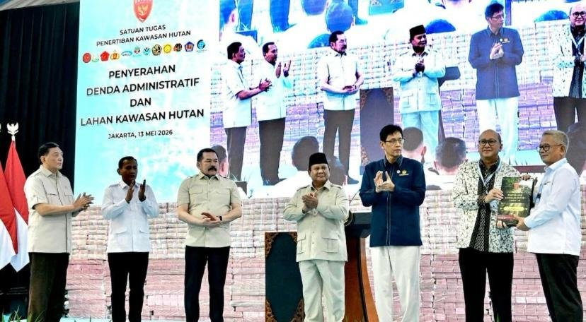 Presiden Prabowo Subianto penyerahan hasil penertiban berupa denda administrasi dan penyelamatan keuangan negara di Kejaksaan Agung Republik Indonesia, Jakarta, Rabu (13/5).
