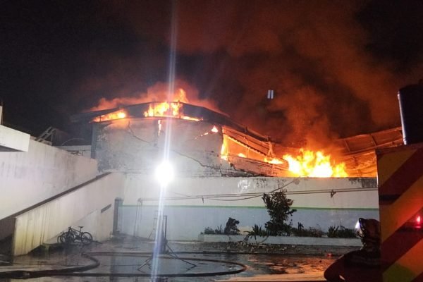 Penampakan kebakaran gudang plastik di kawasan Kapuk, Cengkareng, Jakarta Barat, yang pada Senin (18/5) siang/Foto : Dok. Istimewa