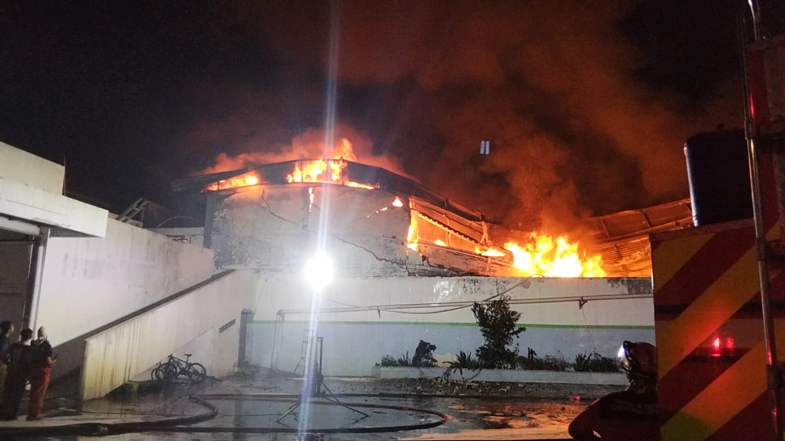 Penampakan kebakaran gudang plastik di kawasan Kapuk, Cengkareng, Jakarta Barat, yang pada Senin (18/5) siang/Foto : Dok. Istimewa