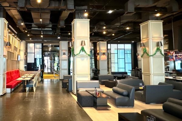 Exito Lounge bar tawarkan pengalaman malam yang hangat, modern, dan penuh entertainment melalui program spesial bertajuk “Exito After Dark”/Foto : Dok. Istimewa