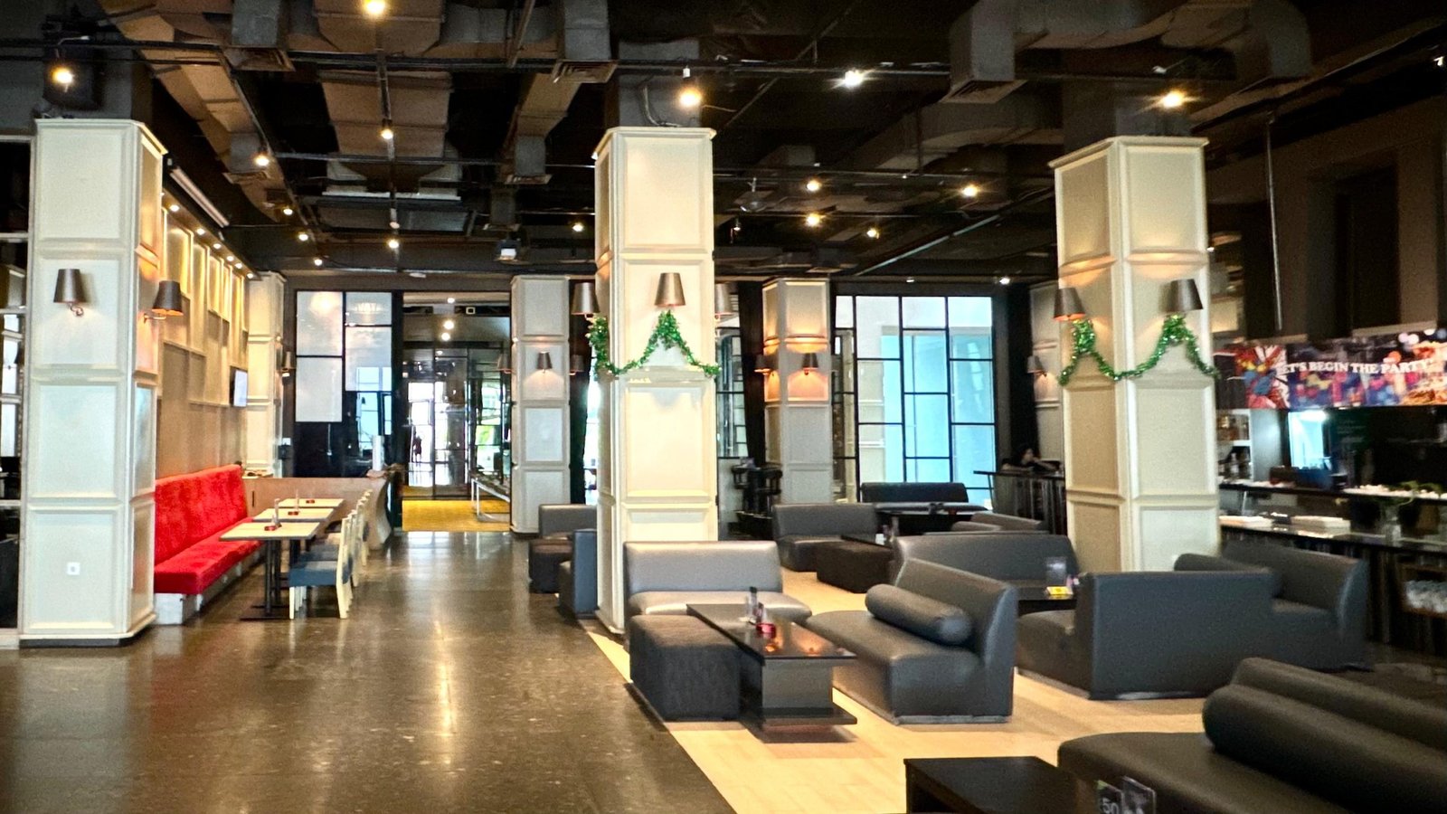 Exito Lounge bar tawarkan pengalaman malam yang hangat, modern, dan penuh entertainment melalui program spesial bertajuk “Exito After Dark”/Foto : Dok. Istimewa
