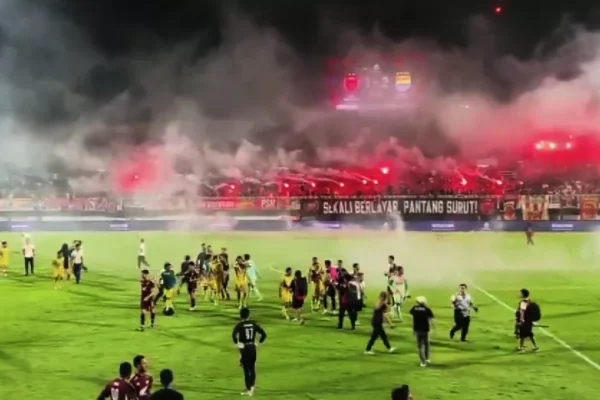 Kericuhan yang terjadi pasca laga PSM vs Persib di Parepare, Minggu (17/5) malam/Foto : Dok. Instagram @makassar_iinfo