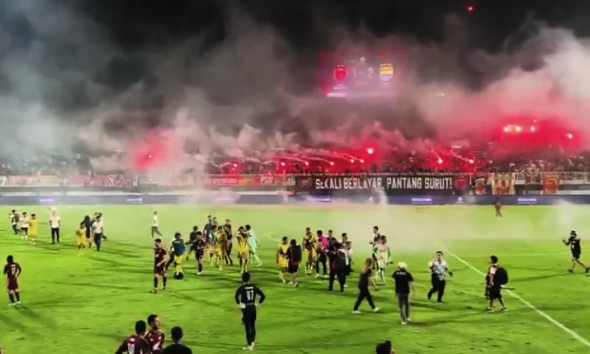 Kericuhan yang terjadi pasca laga PSM vs Persib di Parepare, Minggu (17/5) malam/Foto : Dok. Instagram @makassar_iinfo