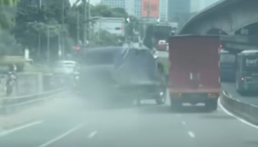 Truk tronton rem blong di Slipi, Jakarta Barat pada Kamis (30/4). Foto: istimewa