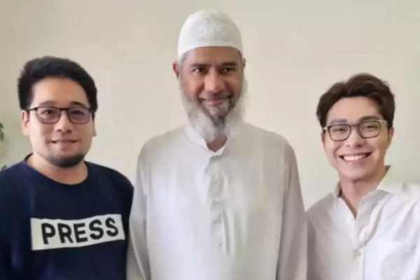 Momen saat Richard Lee dan Hanny Kristianto berfoto dengan pendakwah Dr. Zakir Naik/Foto : Dok. Instagram @dr.richard_lee