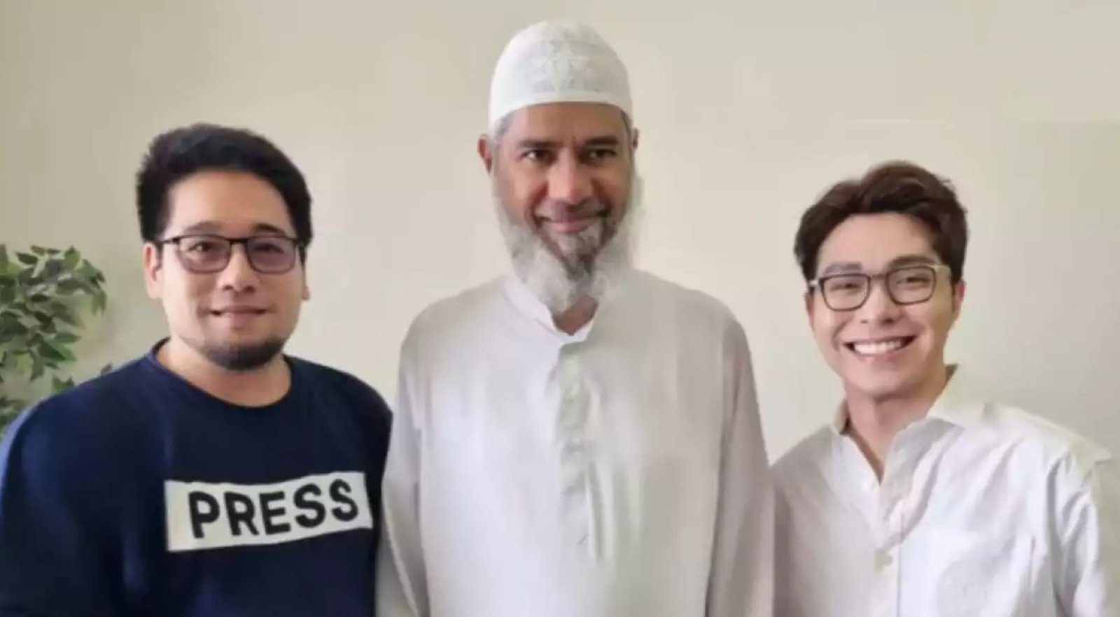 Momen saat Richard Lee dan Hanny Kristianto berfoto dengan pendakwah Dr. Zakir Naik/Foto : Dok. Instagram @dr.richard_lee