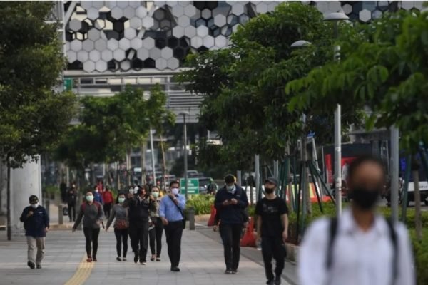 Sejumlah karyawan di trotoar Jakarta. Foto: Antara