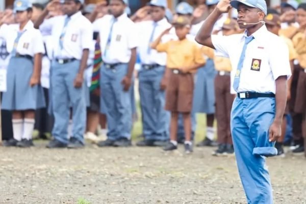 Siswa Disabilitas Deki Degei saat memimpin upacara Hari Pendidikan Nasional (Hardiknas) di Lapangan Mepa Boarding School, Kabupaten Nabire, Papua Tengah. Foto: x/Maria A. Alkaf