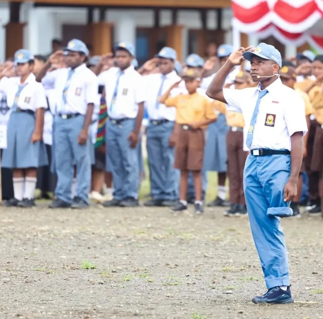 Siswa Disabilitas Deki Degei saat memimpin upacara Hari Pendidikan Nasional (Hardiknas) di Lapangan Mepa Boarding School, Kabupaten Nabire, Papua Tengah. Foto: x/Maria A. Alkaf