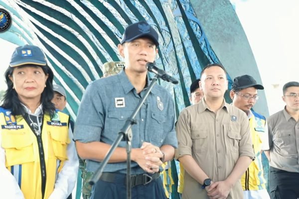 Menteri Koordinator Bidang Infrastruktur dan Pembangunan Kewilayahan (Menko IPK) Agus Harimurti Yudhoyono (AHY) saat meninjau proyek normalisasi Kali Ciliwung, Kamis (7/5).. Foto: Tangkapan Layar Youtube/kemenkoinfra
