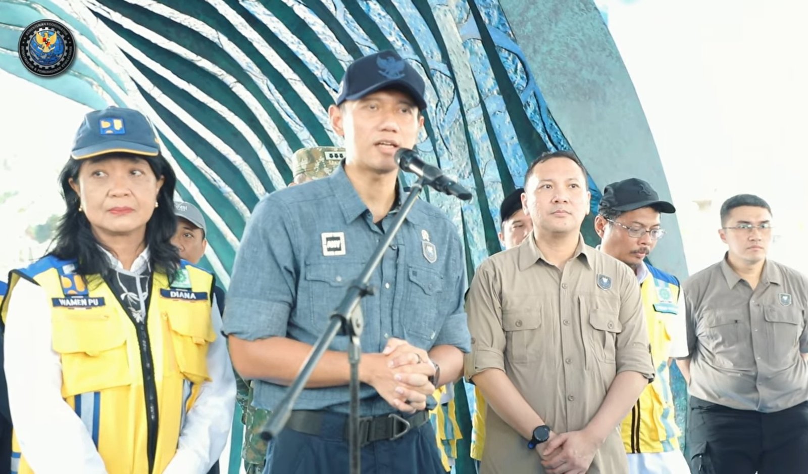 Menteri Koordinator Bidang Infrastruktur dan Pembangunan Kewilayahan (Menko IPK) Agus Harimurti Yudhoyono (AHY) saat meninjau proyek normalisasi Kali Ciliwung, Kamis (7/5).. Foto: Tangkapan Layar Youtube/kemenkoinfra