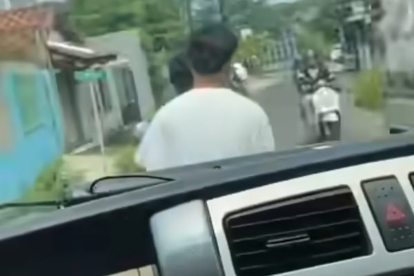 Aksi pria yang menghalangi ambulans di Depok, Jawa Barat. Foto: Tangkapan layar Instagram/albaarifoundation