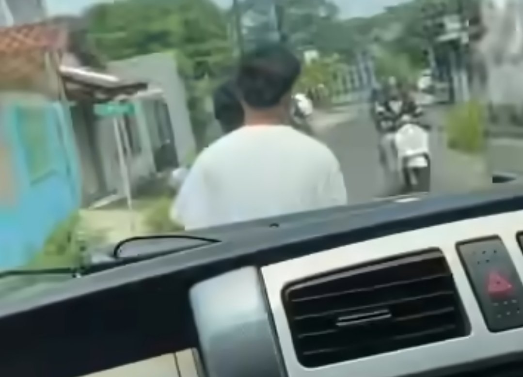 Aksi pria yang menghalangi ambulans di Depok, Jawa Barat. Foto: Tangkapan layar Instagram/albaarifoundation