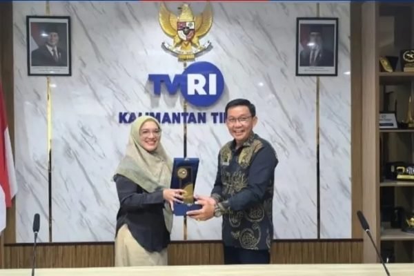 Penandatanganan dilakukan oleh Kepala Stasiun TVRI Kalimantan Timur, Febriani Zamri bersama Kepala Diskominfostandi Kabupaten Mahakam Ulu, Markus Wan, Senin (11/5). Foto: dok.diskominfostandimahulu