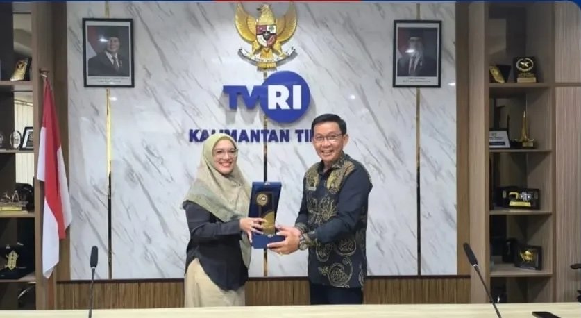 Penandatanganan dilakukan oleh Kepala Stasiun TVRI Kalimantan Timur, Febriani Zamri bersama Kepala Diskominfostandi Kabupaten Mahakam Ulu, Markus Wan, Senin (11/5). Foto: dok.diskominfostandimahulu