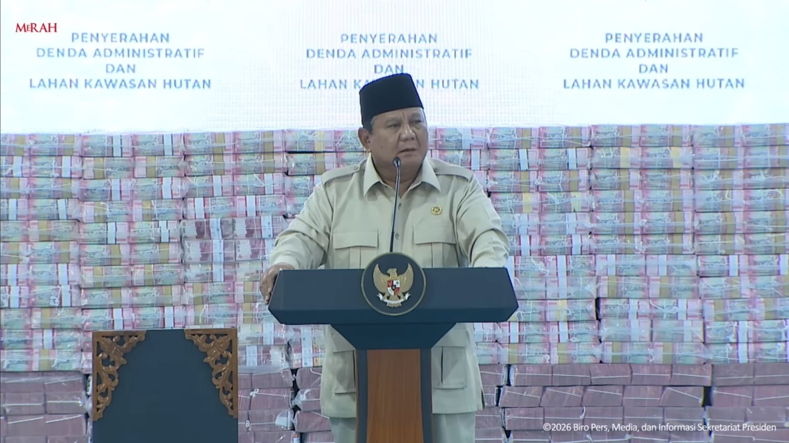 Presiden Prabowo Subianto saat menghadiri acara penyelamatan dana negara oleh Satuan Tugas Penertiban Kawasan Hutan (Satgas PKH) di Gedung Kejaksaan Agung Republik Indonesia, Jakarta, Rabu (13/5). Foto: Tangkapan Layar Youtube/sekertariatpresiden