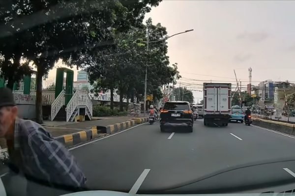 Seorang pria diduga melakukan aksi penipuan dengan modus sengaja menabrakkan diri ke kendaraan di kawasan dekat rel kereta Mangga Dua Square, Jakarta Barat pada Senin (18/5). Foto: Tangkapan Layar Instagram dashcam_owner _indonesia