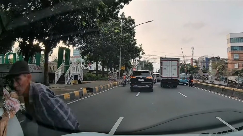 Seorang pria diduga melakukan aksi penipuan dengan modus sengaja menabrakkan diri ke kendaraan di kawasan dekat rel kereta Mangga Dua Square, Jakarta Barat pada Senin (18/5). Foto: Tangkapan Layar Instagram dashcam_owner _indonesia