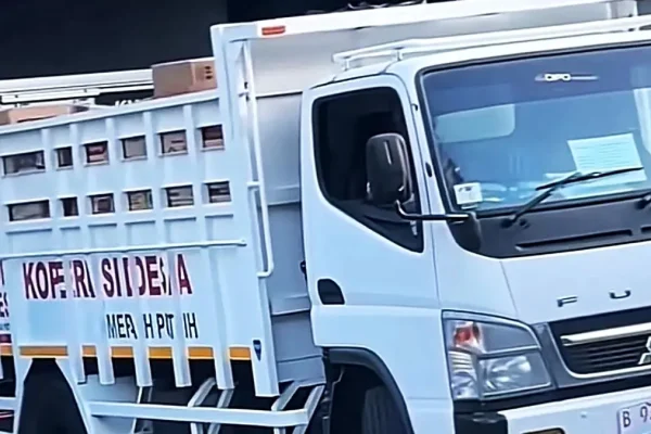 Truk bertuliskan “Koperasi Desa Merah Putih” (KDMP) terlihat mengambil stok sembako dari gudang supplier Indomaret/Foto : Dok. Tangkapan Layar X