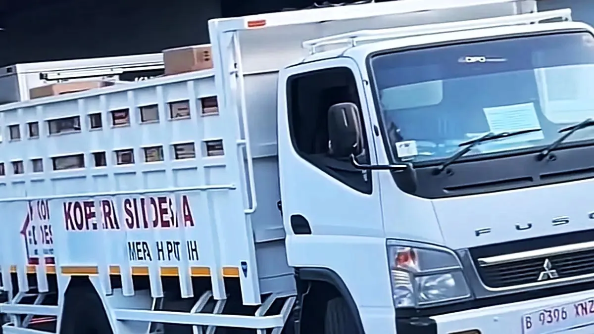 Truk bertuliskan “Koperasi Desa Merah Putih” (KDMP) terlihat mengambil stok sembako dari gudang supplier Indomaret/Foto : Dok. Tangkapan Layar X