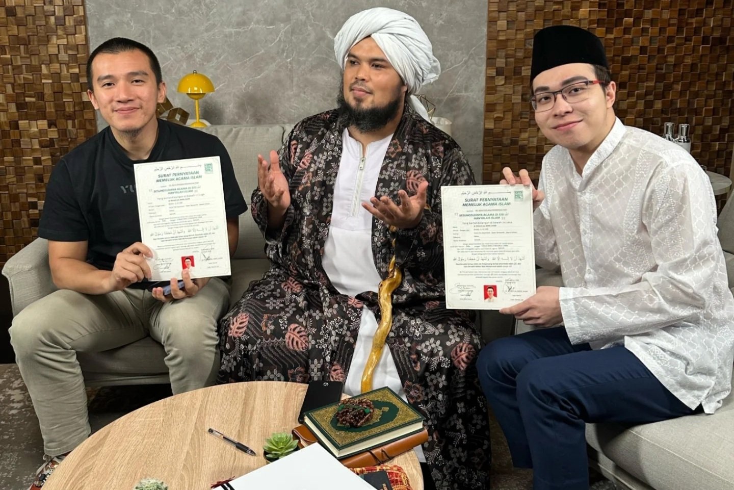 Momen Richard Lee menggenggam sertifikat mualaf dari Mualaf Center Indonesia/Foto : Dok. Instagram @felix_siauw
