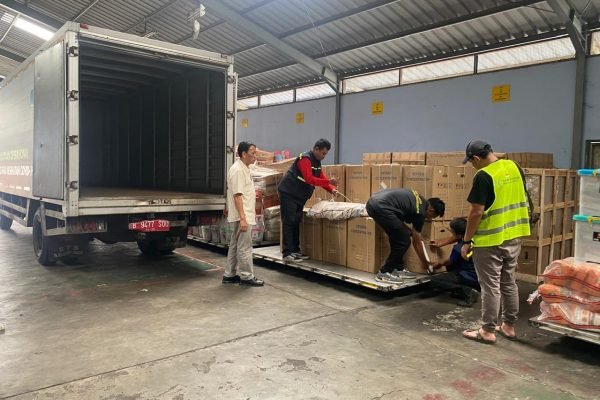 Momen kemenkes saat menyalurkan alat kesehatan ke wilayah terdampak banjir di Sumatera/Foto : Dok. Kemenkes RI