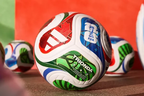 Bola Adidas Trionda yang jadi sorotan di Piala Dunia 2026 karena desainnya yang dinilai membuat kiper kewalahan/Foto : Dok. Adidas