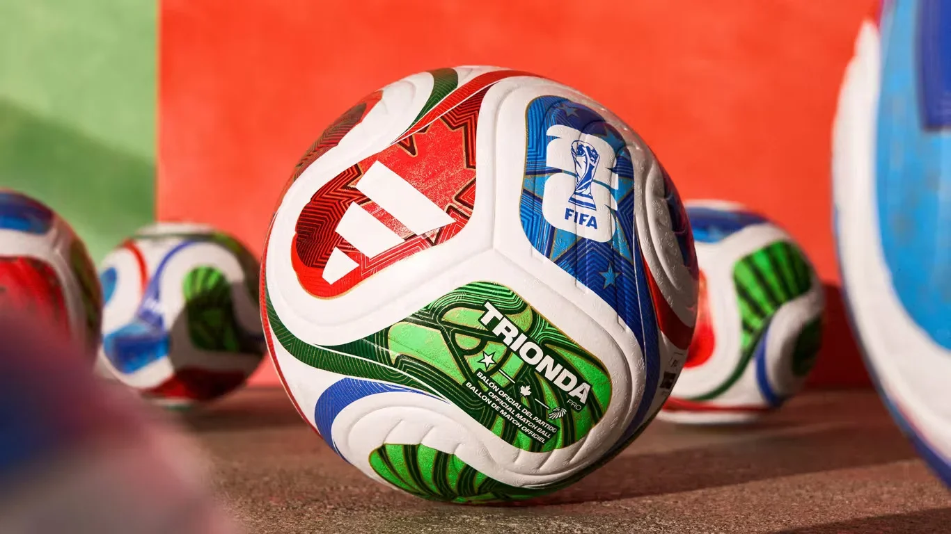 Bola Adidas Trionda yang jadi sorotan di Piala Dunia 2026 karena desainnya yang dinilai membuat kiper kewalahan/Foto : Dok. Adidas