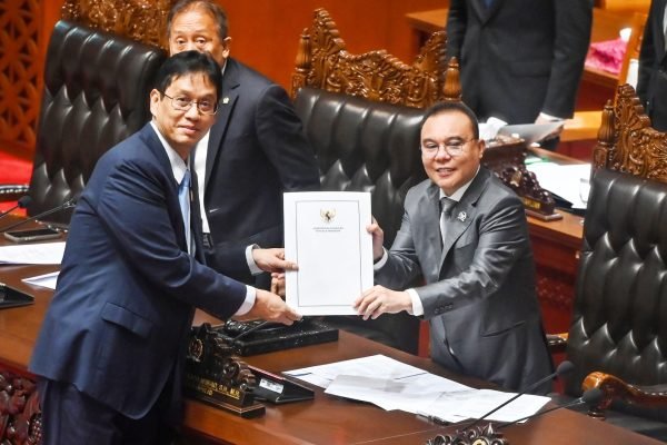 Wakil Ketua DPR RI, Sufmi Dasco Ahmad bersama Menkeu Purbaya dalam sidang Paripurna setelah mendapat persetujuan pemerintah dan Komisi XI DPR, Kamis (4/6)/Foto : Dok. Instagram @dpr_ri