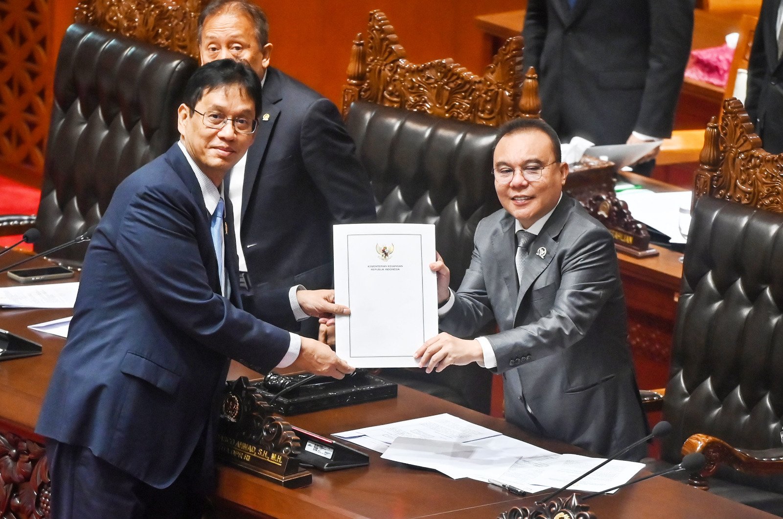 Wakil Ketua DPR RI, Sufmi Dasco Ahmad bersama Menkeu Purbaya dalam sidang Paripurna setelah mendapat persetujuan pemerintah dan Komisi XI DPR, Kamis (4/6)/Foto : Dok. Instagram @dpr_ri