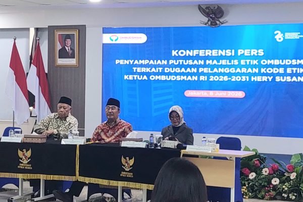 Konferensi pers pembacaan putusan sanksi pemberhentian eks Ketua Ombudsman RI, Hery Susanto, oleh Majelis Etik Ombudsman, Senin (8/6)/Foto : GPriority (Nindya Farhah Azzahrah)