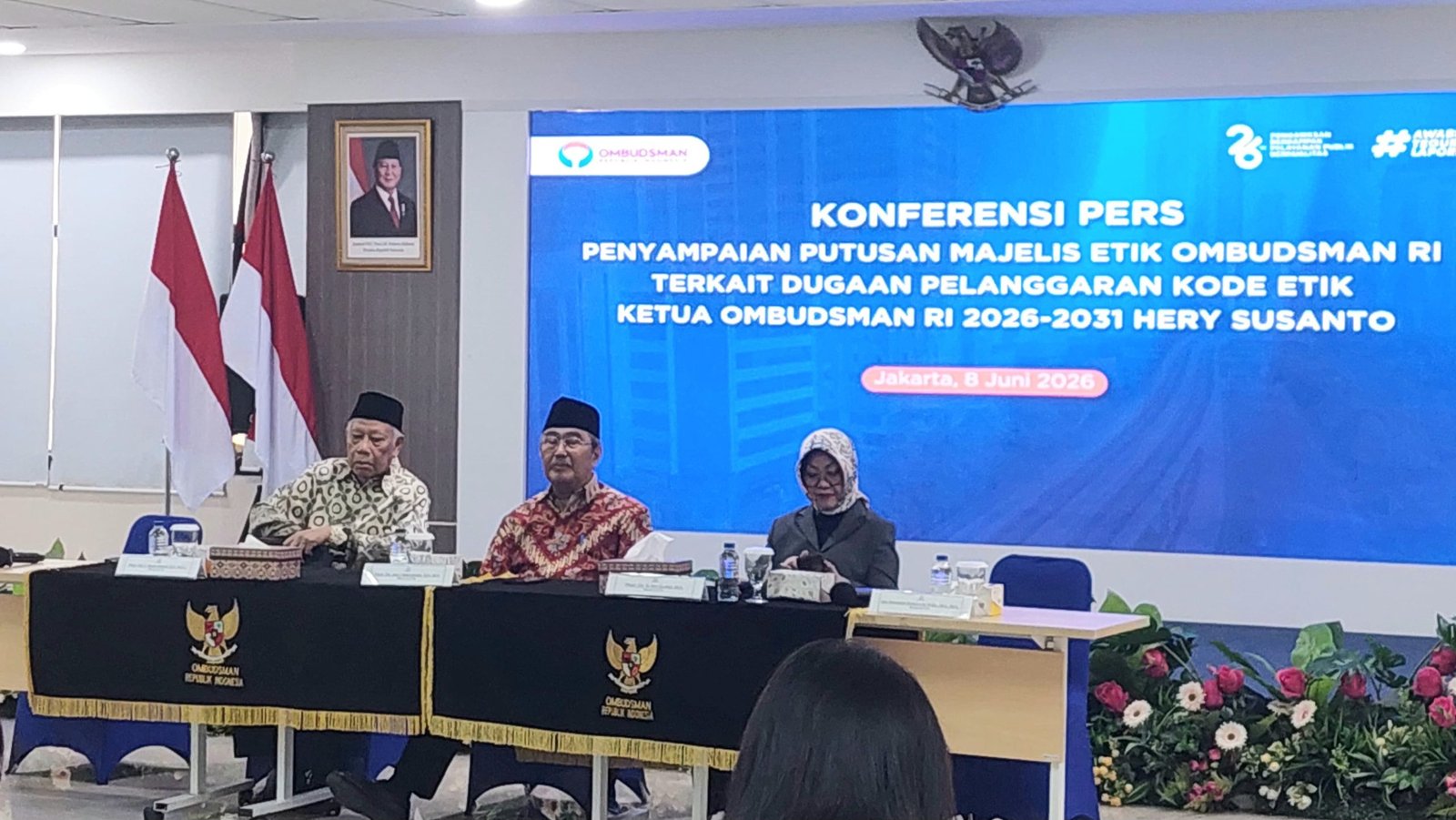Konferensi pers pembacaan putusan sanksi pemberhentian eks Ketua Ombudsman RI, Hery Susanto, oleh Majelis Etik Ombudsman, Senin (8/6)/Foto : GPriority (Nindya Farhah Azzahrah)