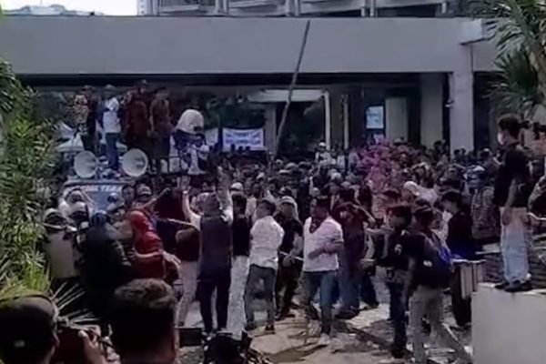 Momen eksekusi pengosongan kawasan Hotel Sultan di kompleks Gelora Bung Karno (GBK), Jakarta Pusat, Kamis (18/6) yang berakhir ricuh/Foto : Dok. Tangkapan Layar Media Sosial