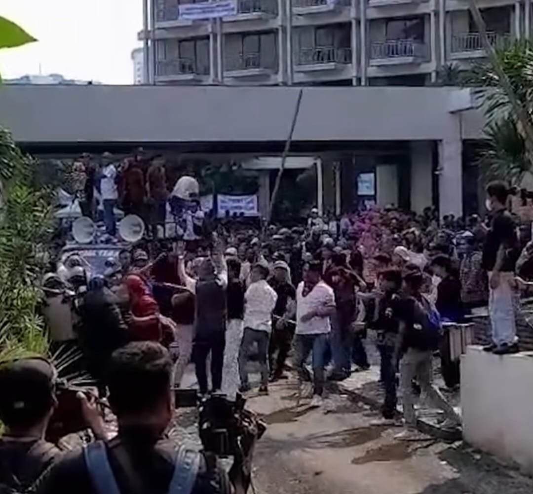 Momen eksekusi pengosongan kawasan Hotel Sultan di kompleks Gelora Bung Karno (GBK), Jakarta Pusat, Kamis (18/6) yang berakhir ricuh/Foto : Dok. Tangkapan Layar Media Sosial
