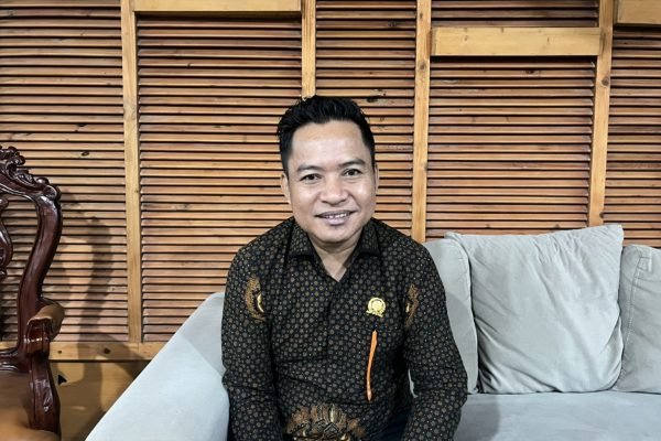 Ketua DPRD Morowali, Herdianto Marzuki, S.E. saat diwawancarai GPriority disela agenda Bimtek/Foto : GPriority (Rizky Dimuharram)