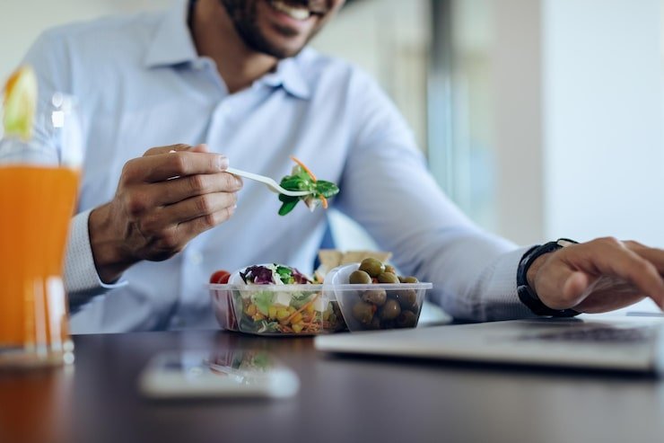 Ilustrasi pekerja pada saat istirahat jam makan siang/Foto : Dok. iStock
