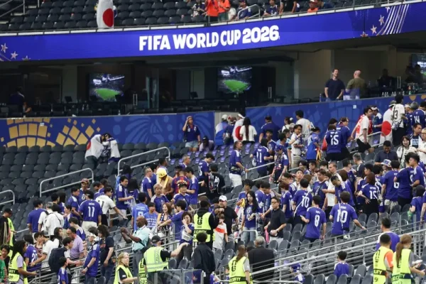 Momen suporter Jepang bersihkan stadion usai laga Grup F melawan Belanda yang berakhir imbang 2-2/Foto : Dok. AFP