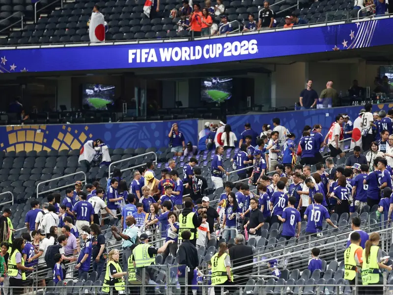 Momen suporter Jepang bersihkan stadion usai laga Grup F melawan Belanda yang berakhir imbang 2-2/Foto : Dok. AFP