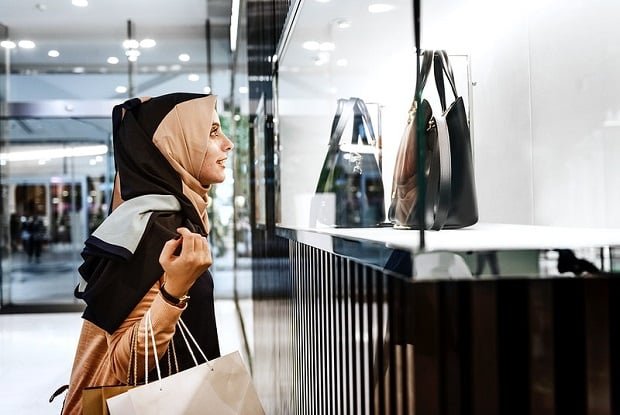 Ilustrasi muslimah yang ingin belanja barang mewah disaat masih memiliki kewajiban untuk membayar utang/Foto : Dok. iStock