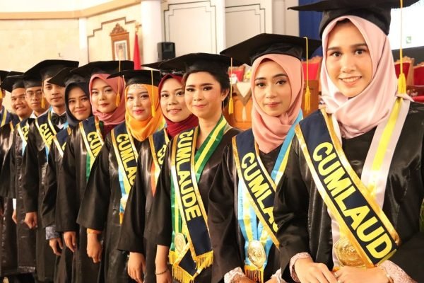 Ilustrasi mahasiswi cumlaude/Foto : Dok. UMSU