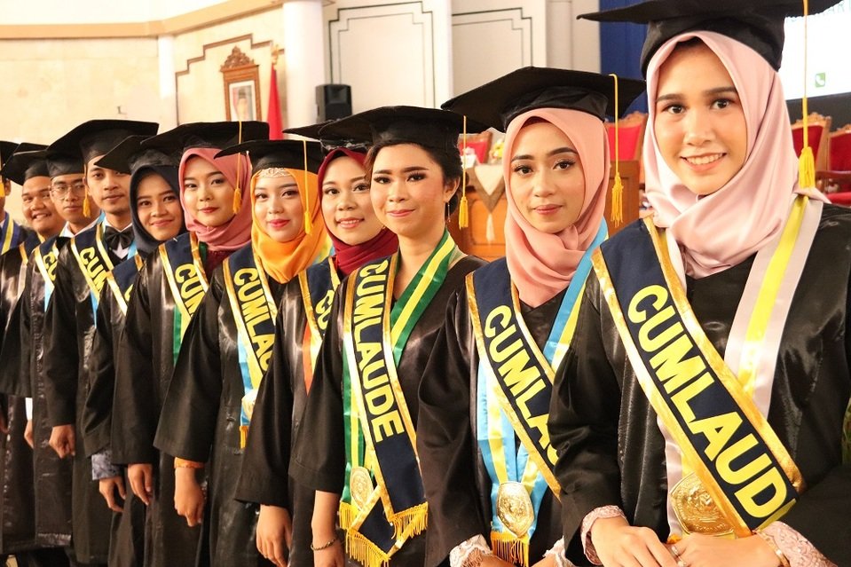 Ilustrasi mahasiswi cumlaude/Foto : Dok. UMSU