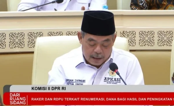 Ketua Umum APKASI Bursah Zarnubi dalam agenda Rapat Dengar Pendapat Umum (RDPU) Komisi II DPR RI bersama Asosiasi Pemerintah Kabupaten Seluruh Indonesia (APKASI) di Gedung MPR/DPR, Jakarta, Kamis (30/7)/Foto : Dok. YouTube DPR RI